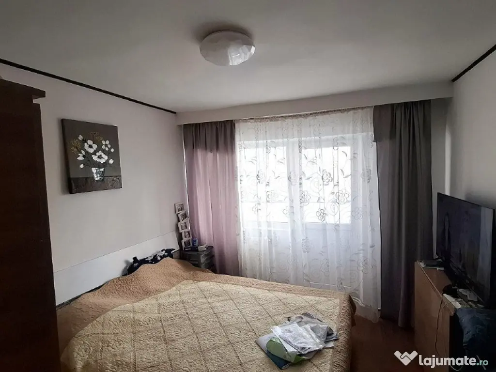 De vanzare apartament cu 4 camere , etaj 2 