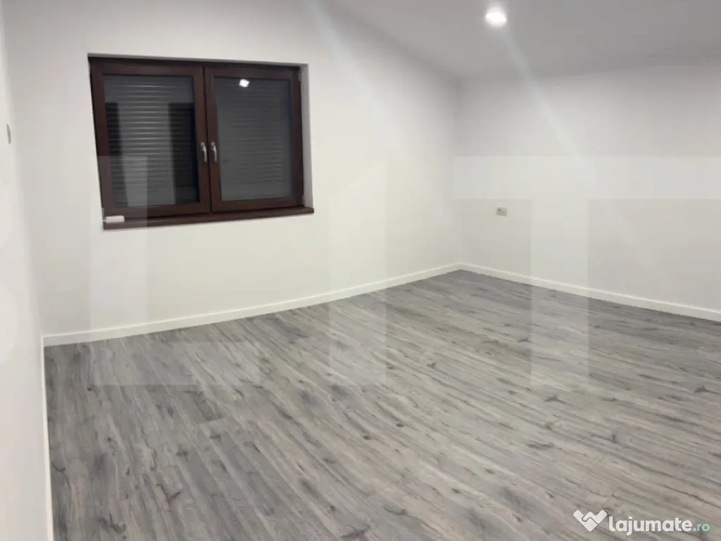 Casă Noua cu etaj, 5cam , 3bai, Terasa de 30mp, încălzire 