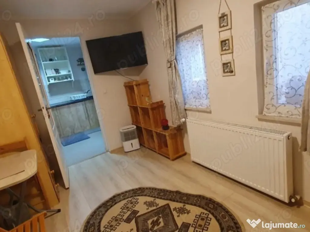 Unirii la curte micuta cocheta 