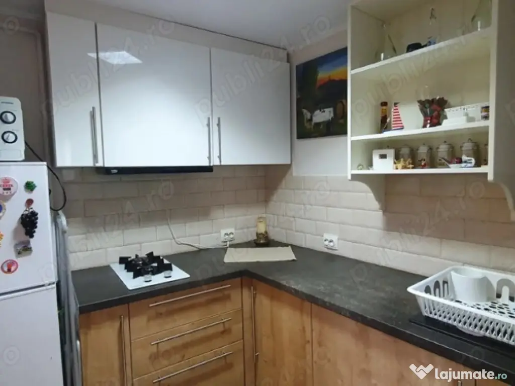 Unirii la curte micuta cocheta 