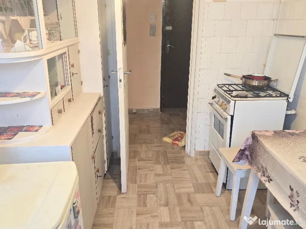 Vand apartament cu 2 camere in Deva, zona Piata Centrala, etaj 3 