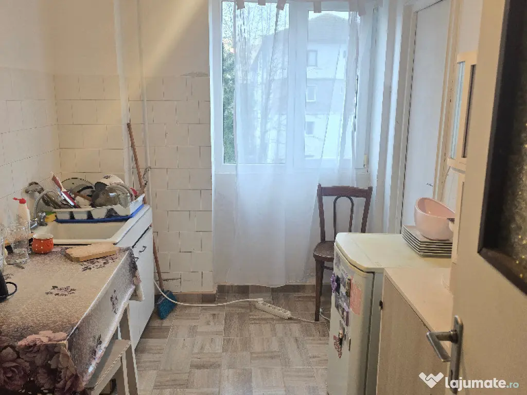 Vand apartament cu 2 camere in Deva, zona Piata Centrala, etaj 3 