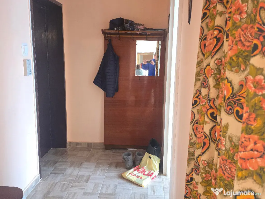 Vand apartament cu 2 camere in Deva, zona Piata Centrala, etaj 3 