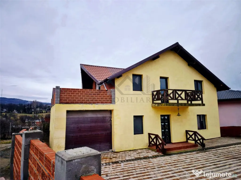 Casa de individuala cu garaj in Bucium