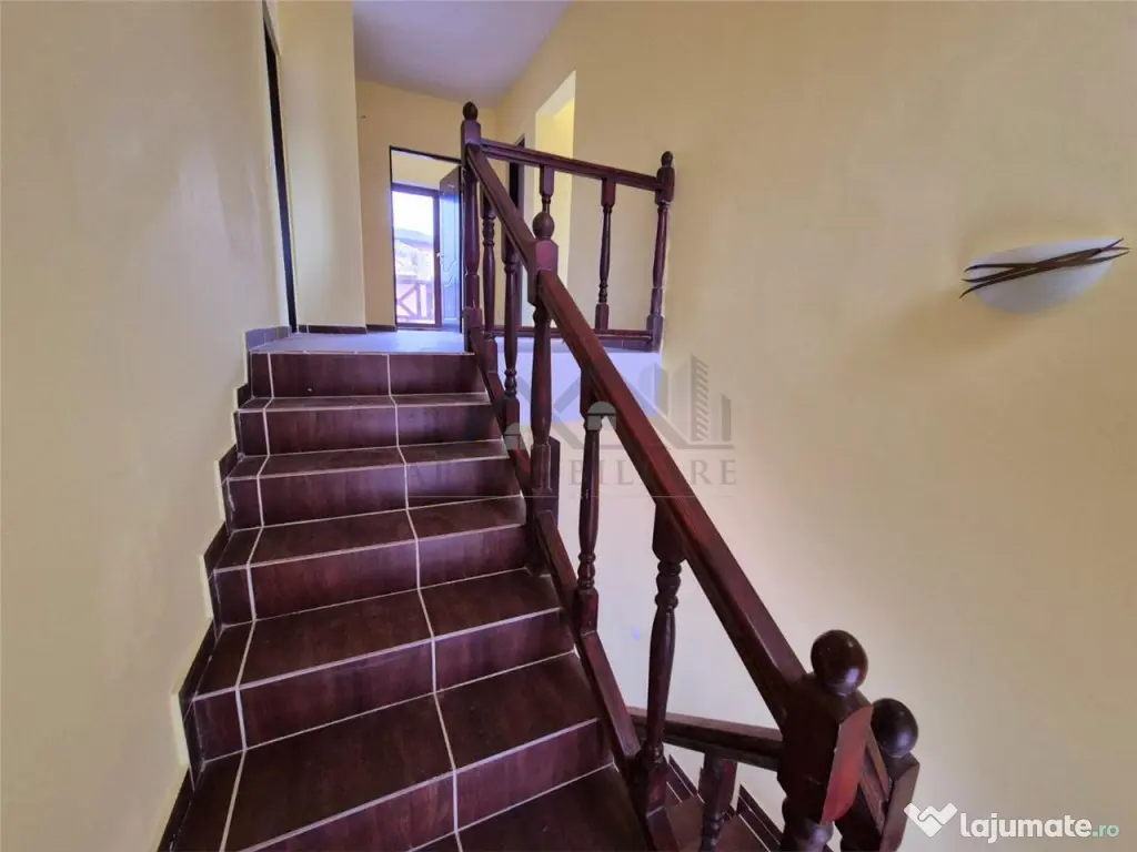 Casa de individuala cu garaj in Bucium