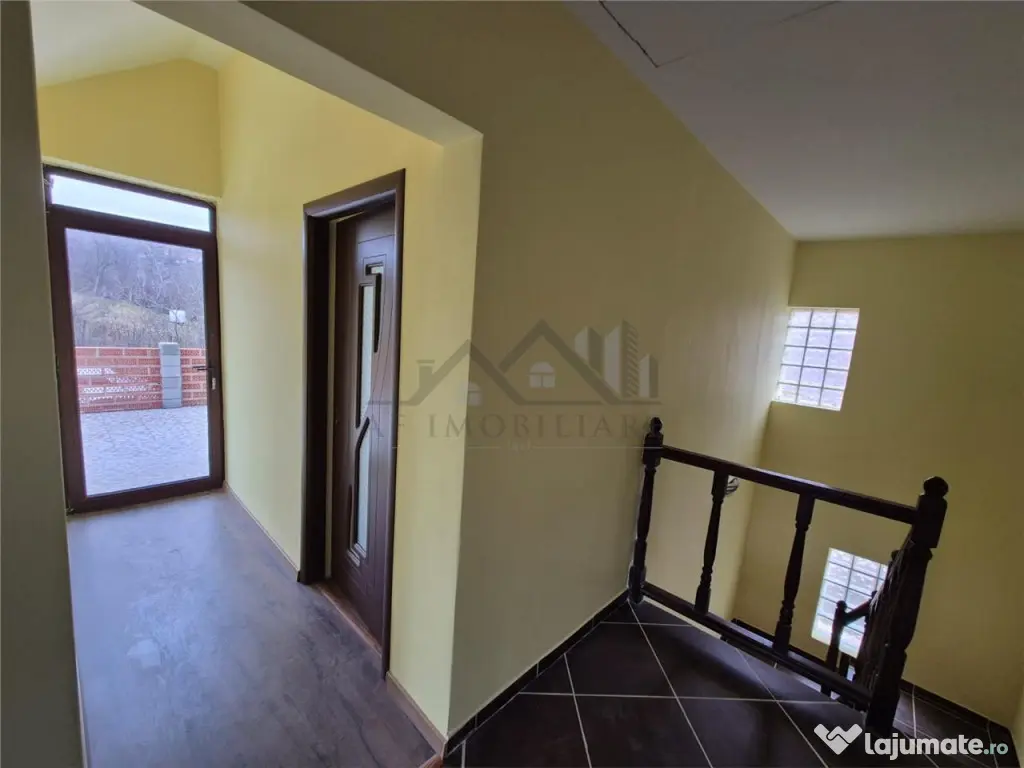 Casa de individuala cu garaj in Bucium