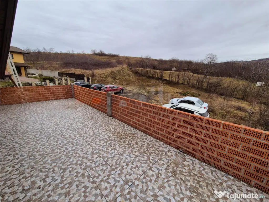 Casa de individuala cu garaj in Bucium