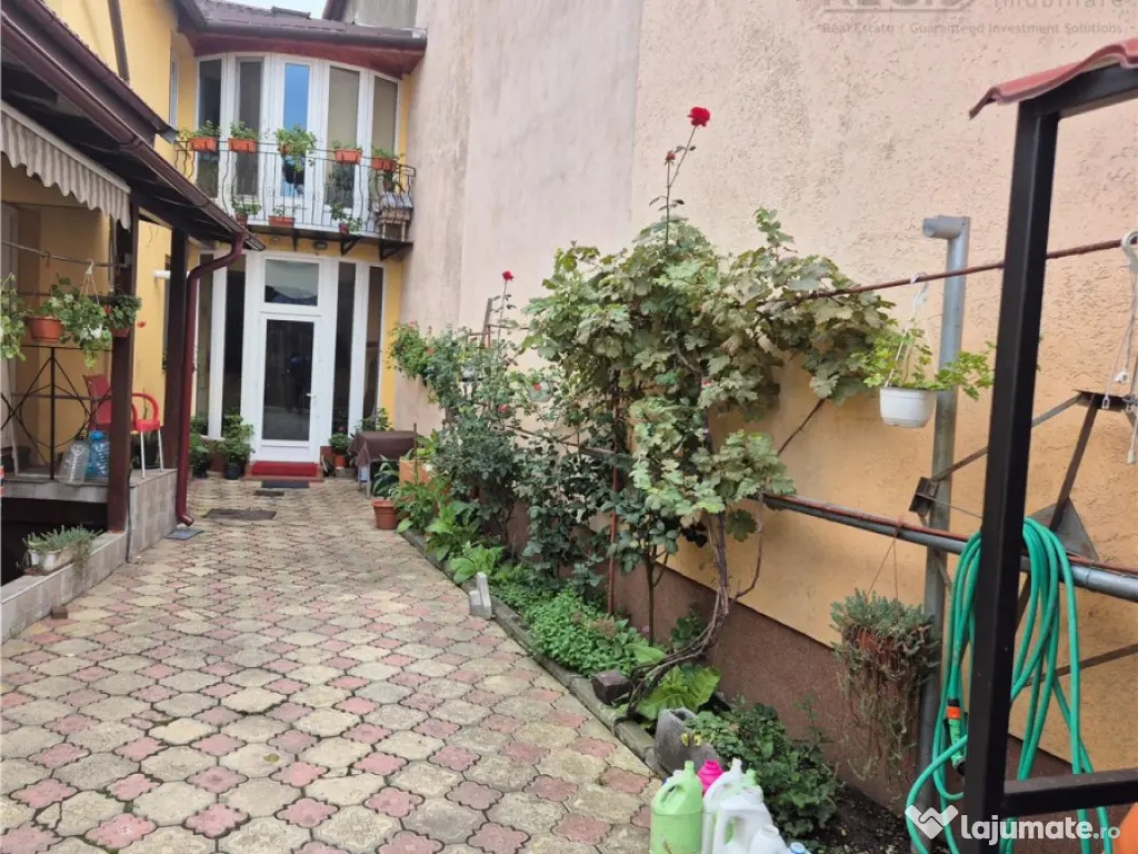 Casa 4 camere spatiu comercial 55 mp, zona centrala 