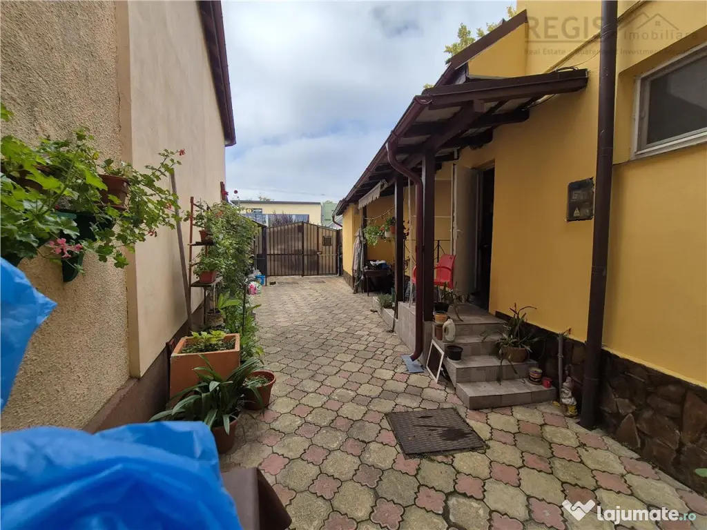 Casa 4 camere spatiu comercial 55 mp, zona centrala 
