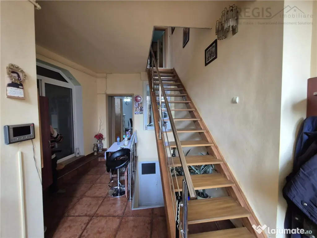 Casa 4 camere spatiu comercial 55 mp, zona centrala 