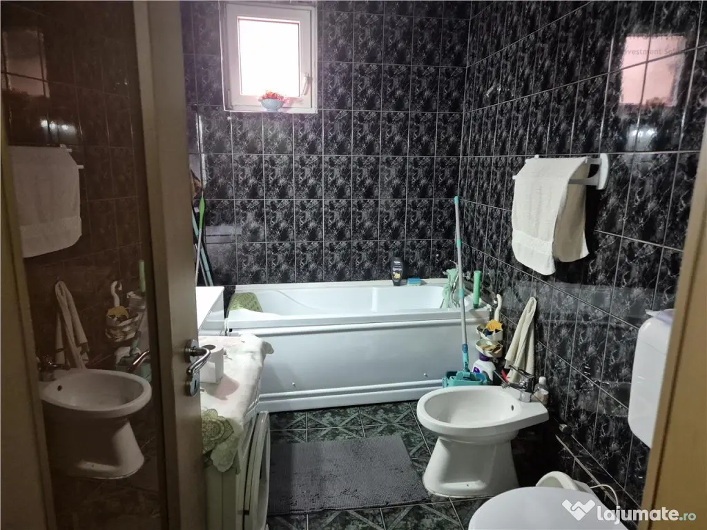 Casa 4 camere spatiu comercial 55 mp, zona centrala 