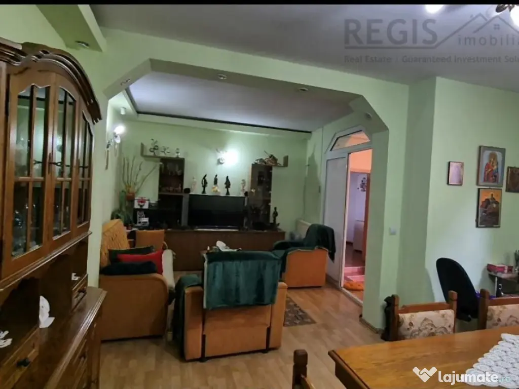 Casa 4 camere spatiu comercial 55 mp, zona centrala 