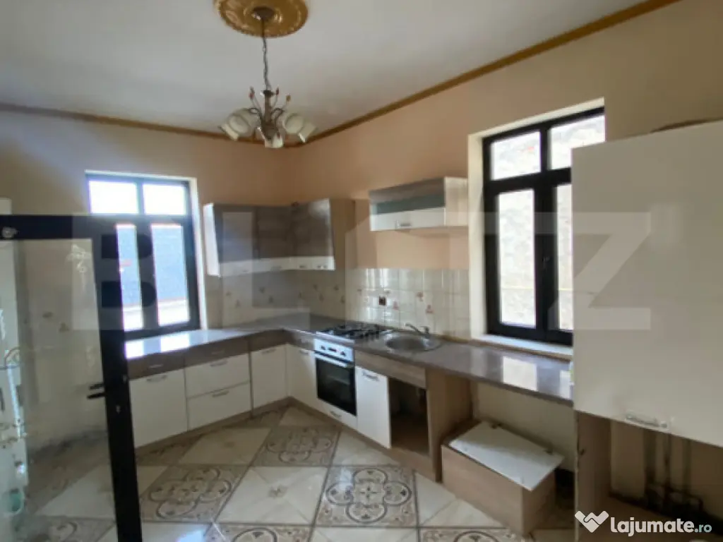 Casă mare, în Centrul Vechi din Deva - 10 camere, ideal lo 