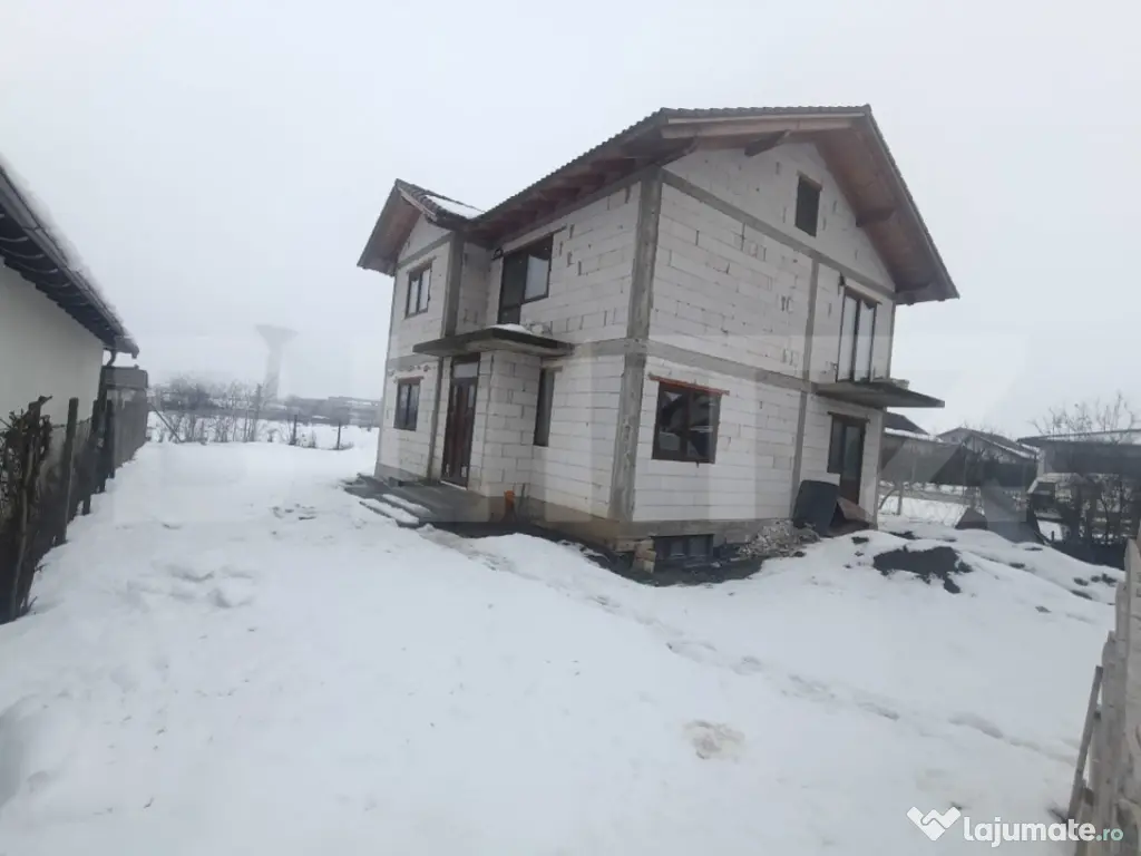 Casă 270 mp utili la roșu, 7 camere, teren 500 mp – zona