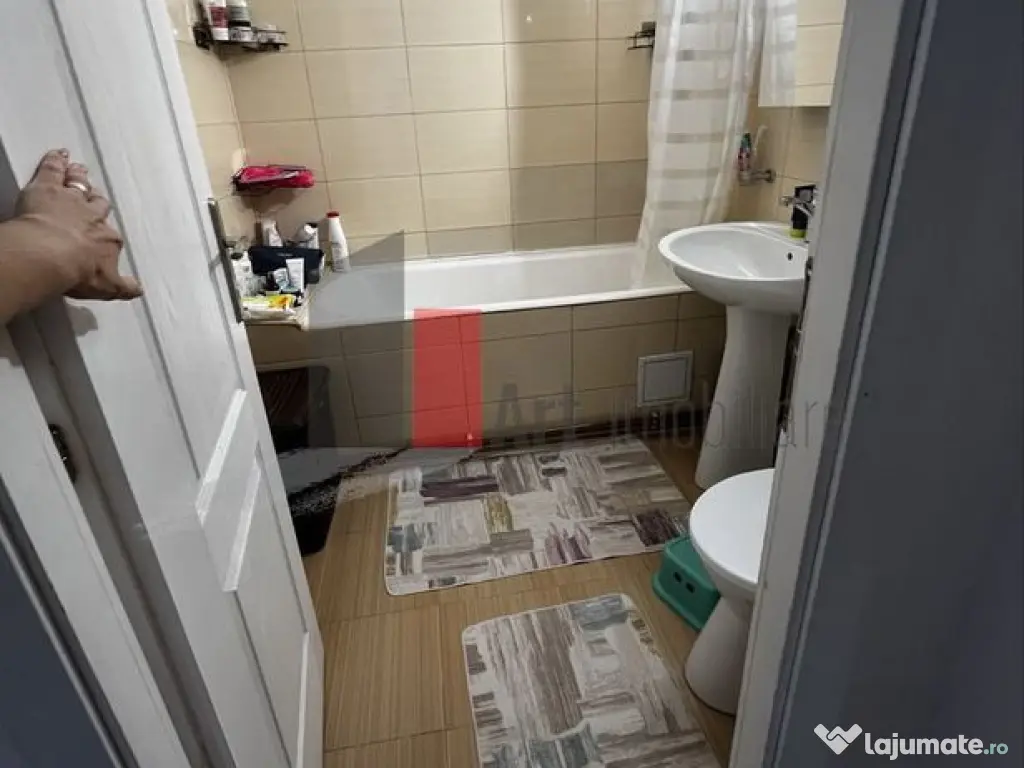 Vindem apartament 3 camere la P-ta Gorjului-centrala proprie 