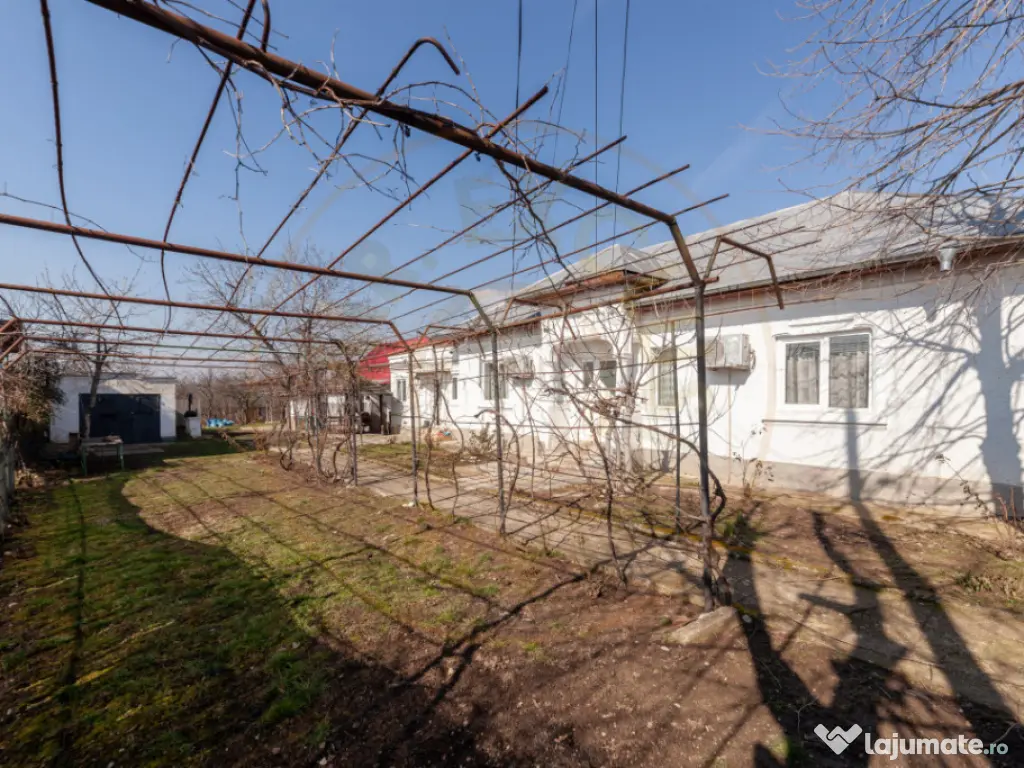 Casa parter + 3.055 mp teren in Costesti 