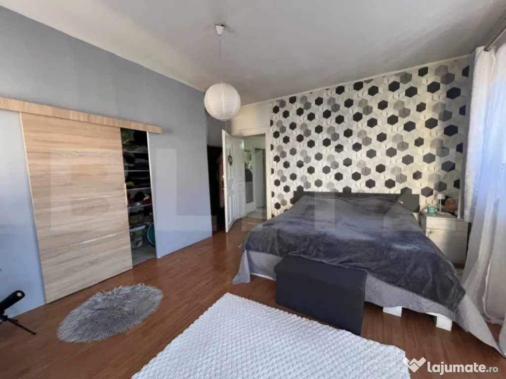 Casă cu curte comună de vânzare – Zona Cornișa, Târgu 