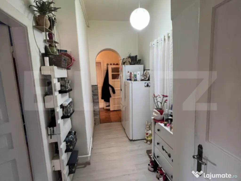 Casă cu curte comună de vânzare – Zona Cornișa, Târgu 