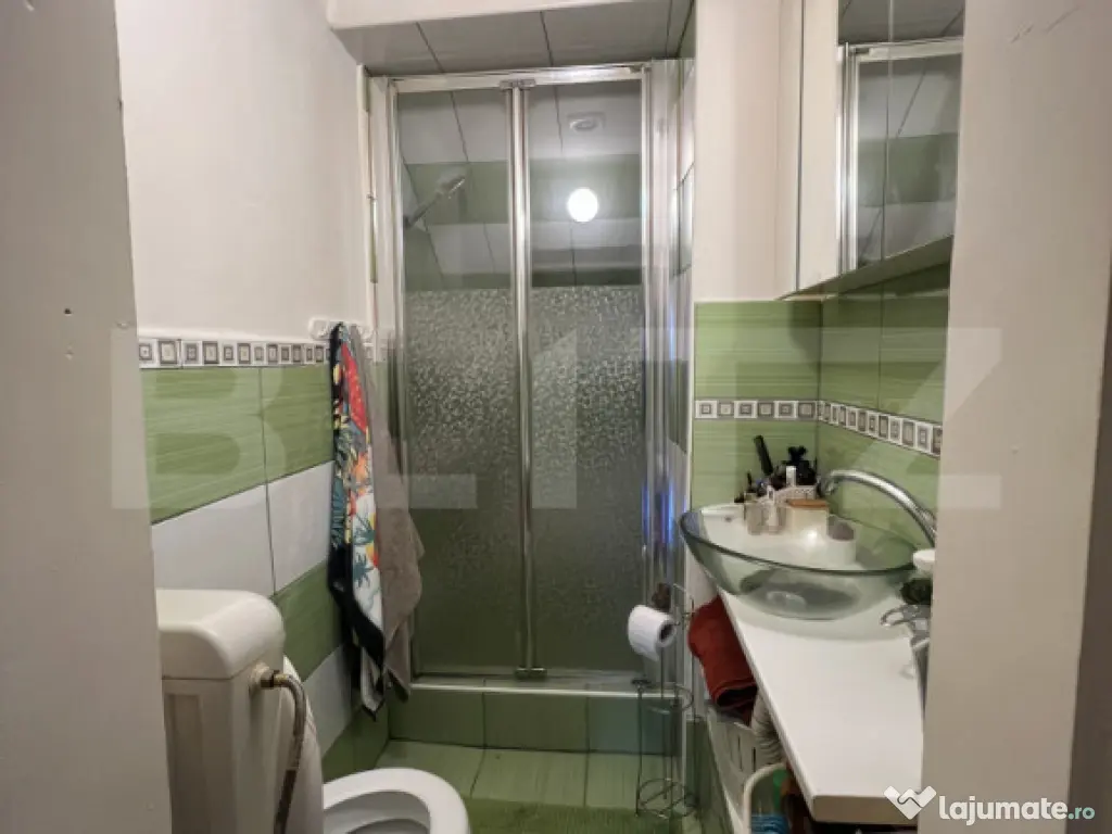 Casă cu curte comună de vânzare – Zona Cornișa, Târgu 