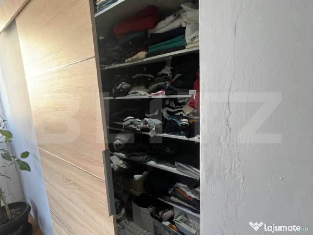 Casă cu curte comună de vânzare – Zona Cornișa, Târgu 