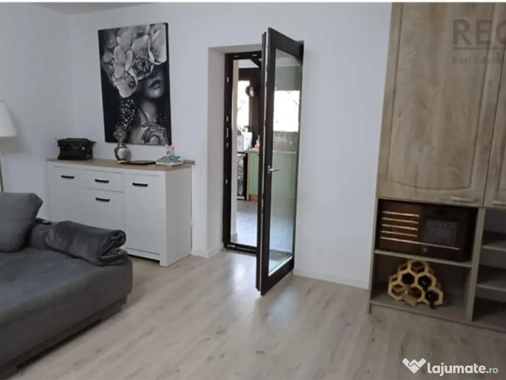 Apartament 4 camere cu curte proprie,la casa 