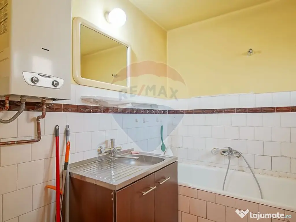 Casă cu două corpuri+teren 230 mp De Vanzare, Strada Ca... 