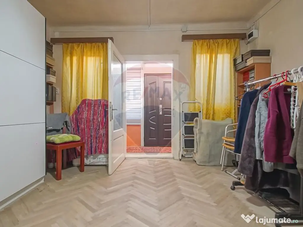 Casă cu două corpuri+teren 230 mp De Vanzare, Strada Ca... 