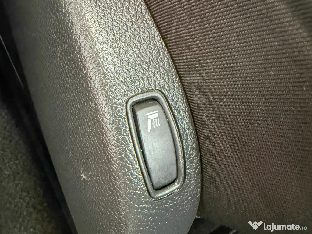 Dacia Duster . Benzina . 4x4 la Buton . Garantie 12 luni . Buy-Back . Livrare 