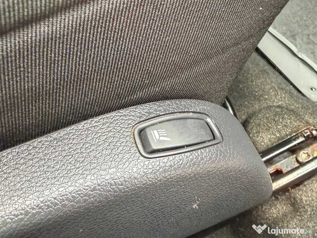 Dacia Duster . Benzina . 4x4 la Buton . Garantie 12 luni . Buy-Back . Livrare 