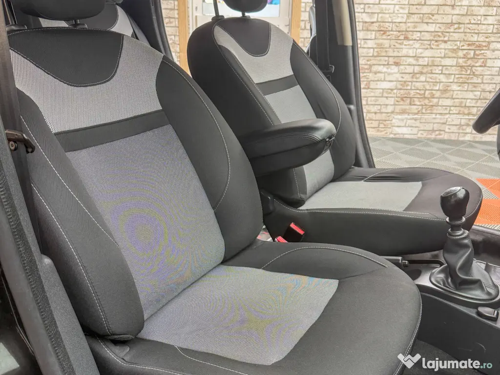 Dacia Duster . Benzina . 4x4 la Buton . Garantie 12 luni . Buy-Back . Livrare 