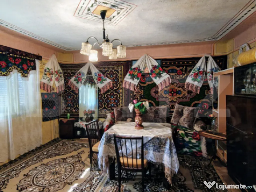 Două case bătrânești pe un teren generos de 4.605 mp, la 