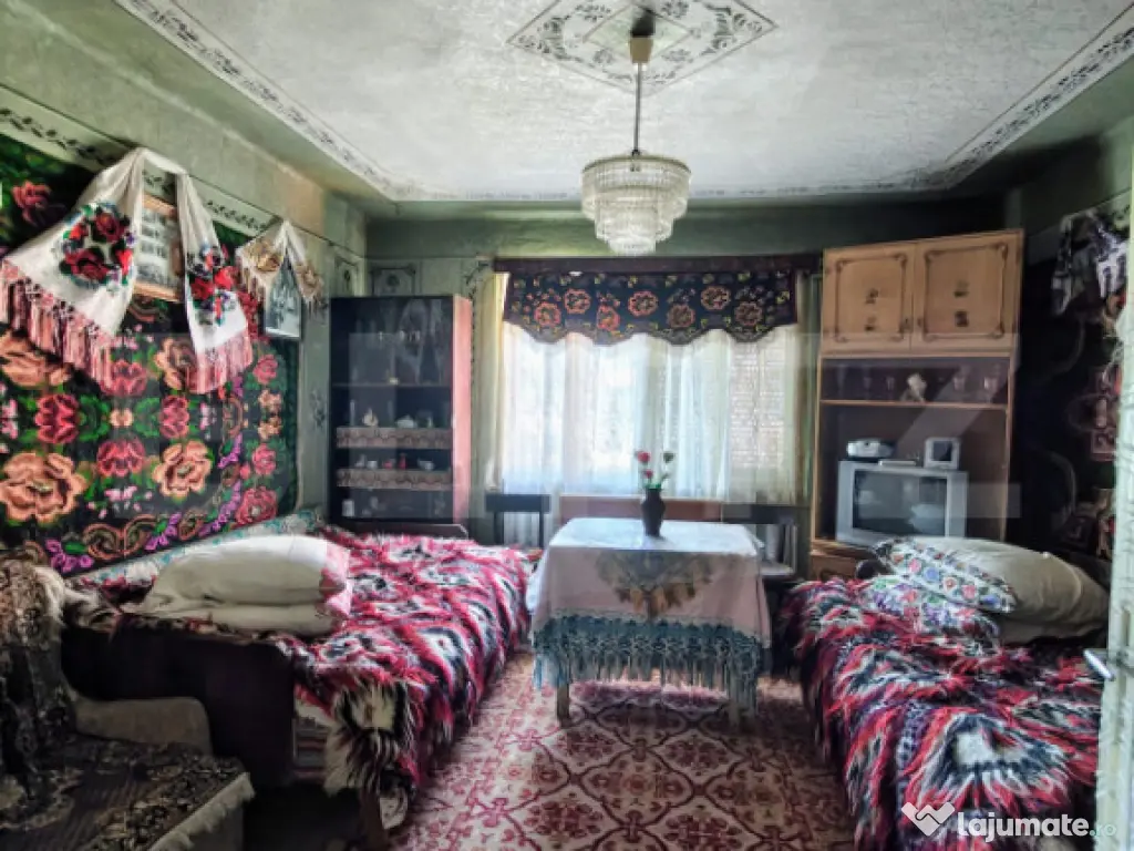 Două case bătrânești pe un teren generos de 4.605 mp, la 