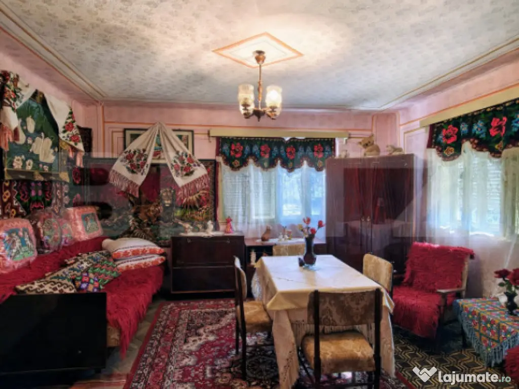 Două case bătrânești pe un teren generos de 4.605 mp, la 