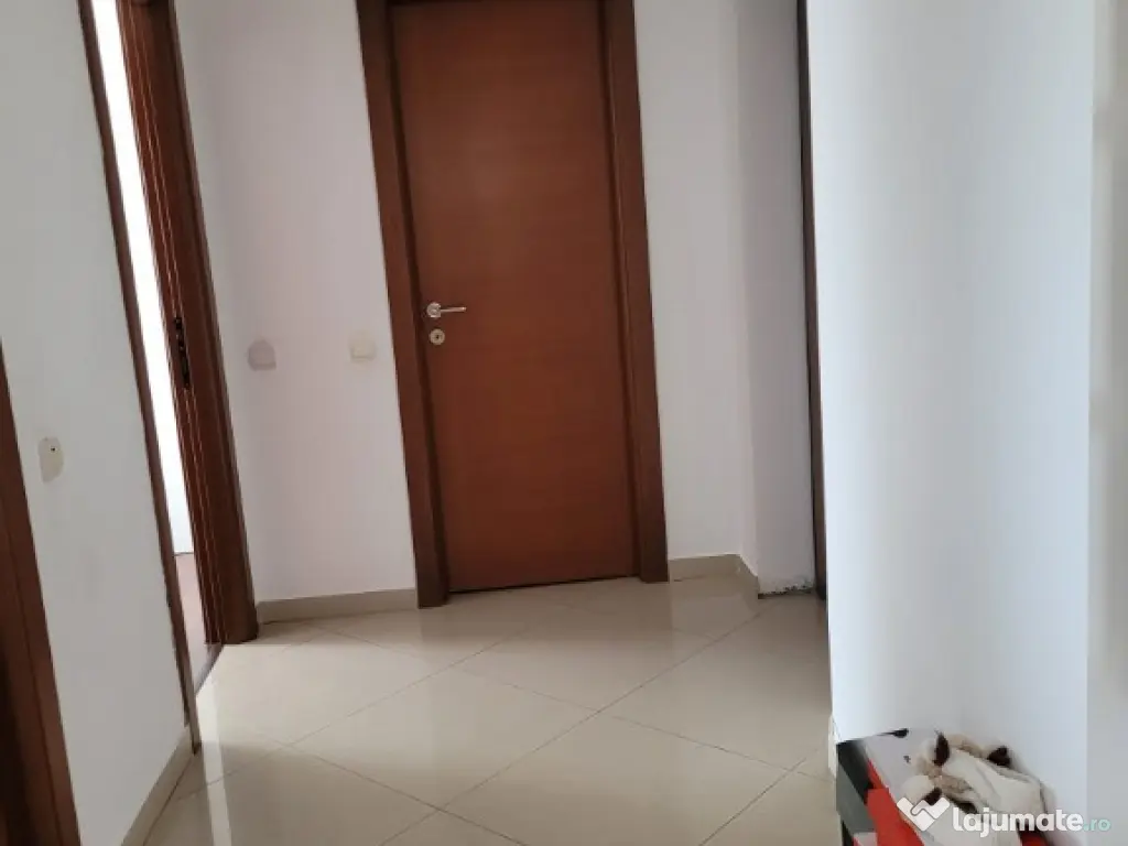 Inchiriez apartament 2 camere in Tecuci central cu parcare 