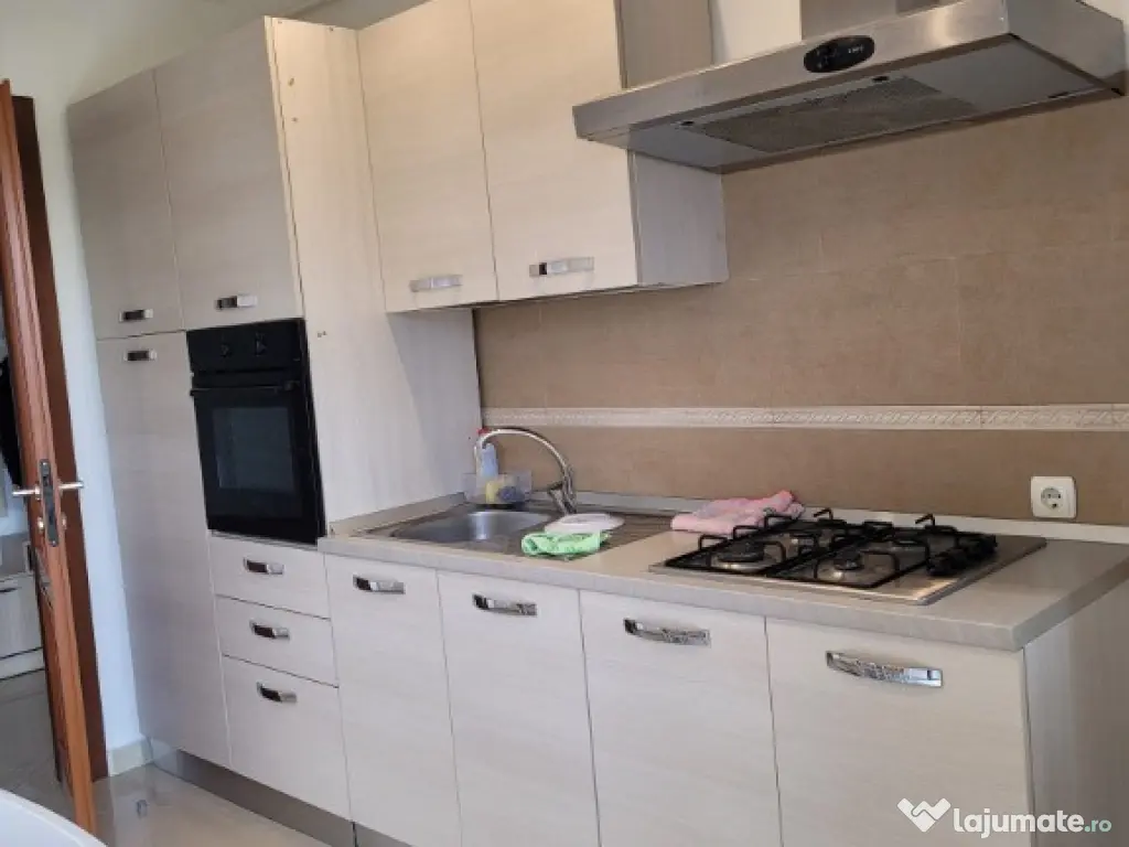 Inchiriez apartament 2 camere in Tecuci central cu parcare 