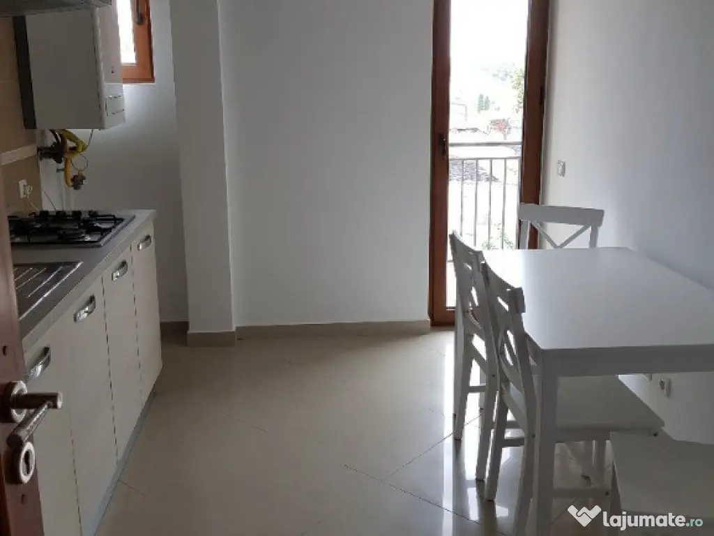 Inchiriez apartament 2 camere in Tecuci central cu parcare 