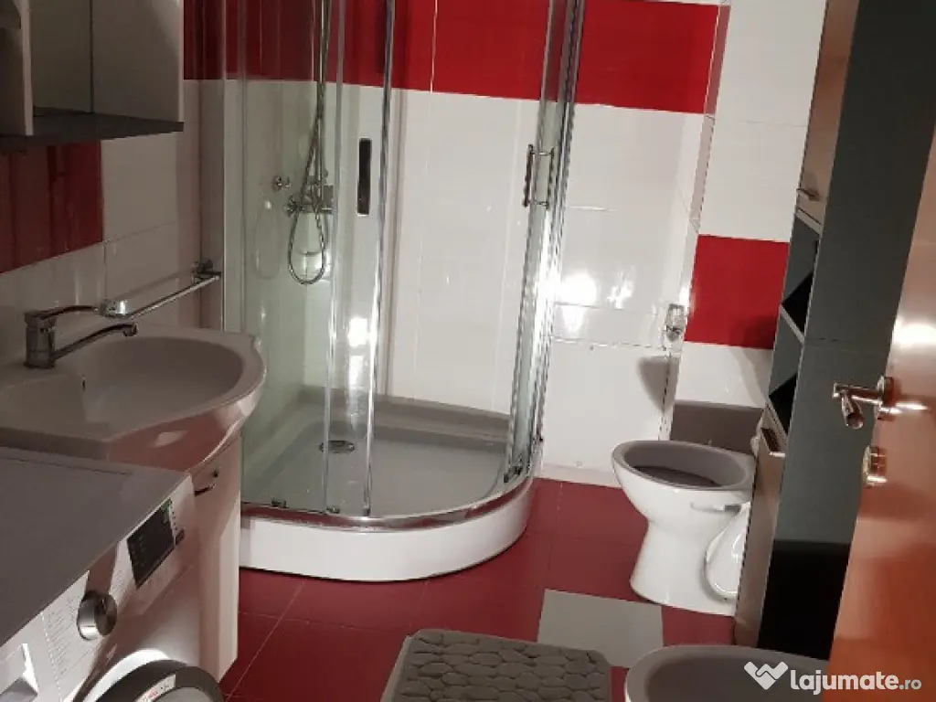 Inchiriez apartament 2 camere in Tecuci central cu parcare 