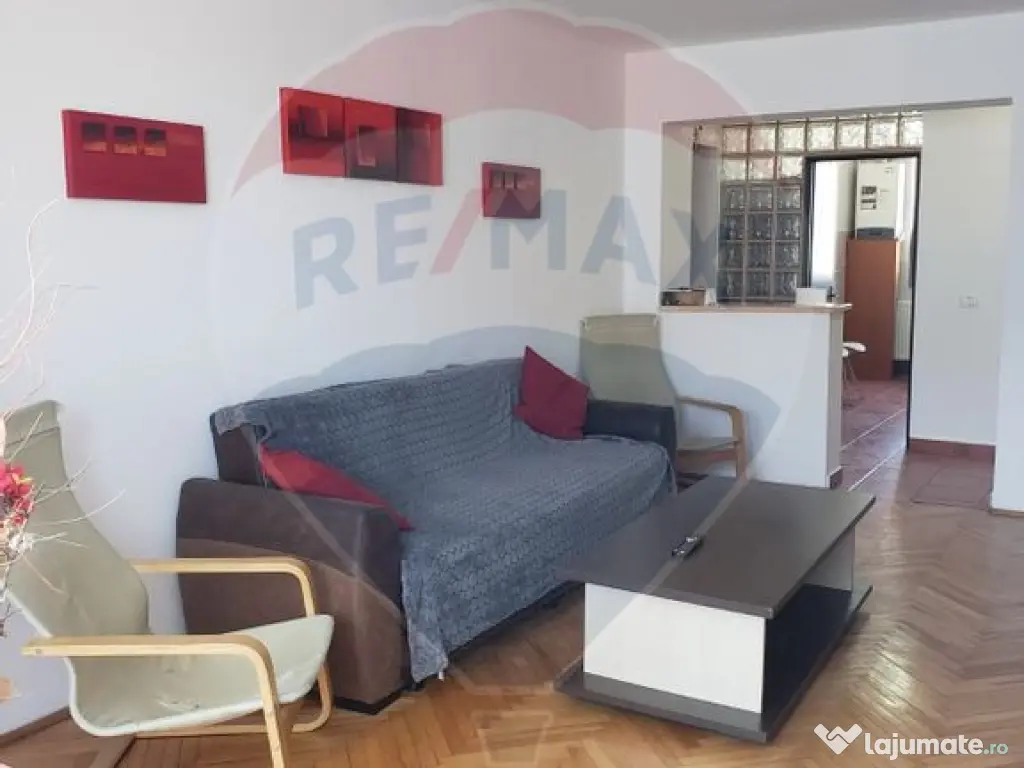 Apartament cu 3 camere in zona Polivalenta 