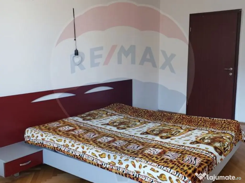 Apartament cu 3 camere in zona Polivalenta 