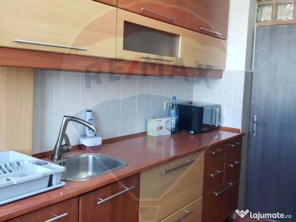 Apartament cu 3 camere in zona Polivalenta 