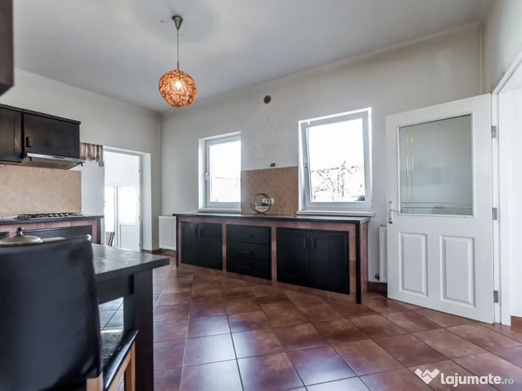 Casa ideală pentru familie: școală la 3 min + anexă p... 