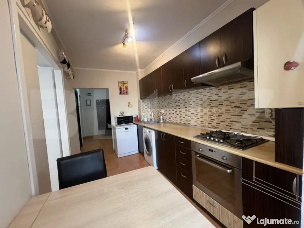 Apartament 3 camere, 60 mp, parcare, zona Sesul de Sus 