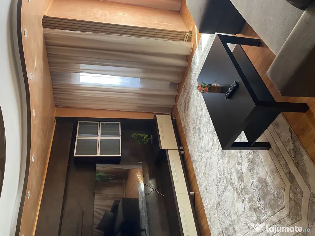 Închiriez apartament 