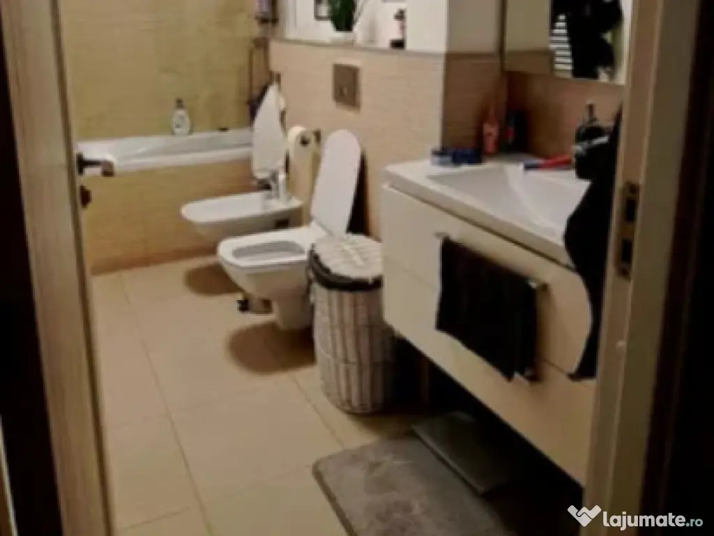 Apartament 4 camere, decomandat - zona Centrul Civic 