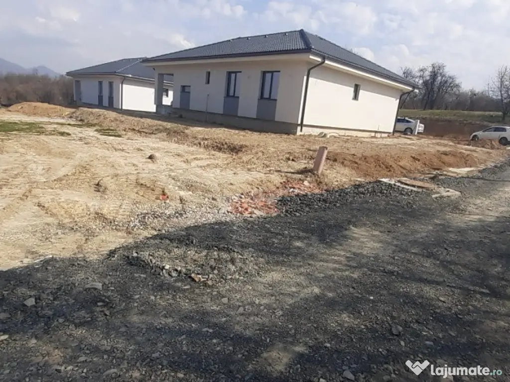 Satu Nou de Jos, 5 ari teren 