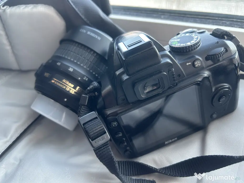 DDSLR Nikon D3000 + obiectiv Nikon AF-S DX 