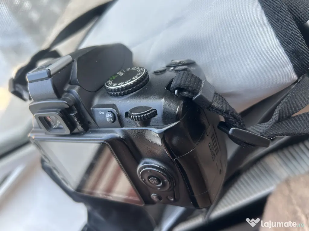 DDSLR Nikon D3000 + obiectiv Nikon AF-S DX 