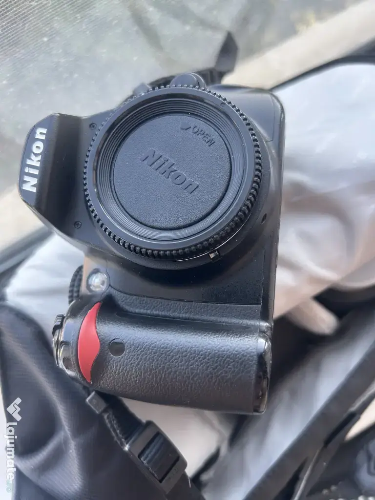 DDSLR Nikon D3000 + obiectiv Nikon AF-S DX 