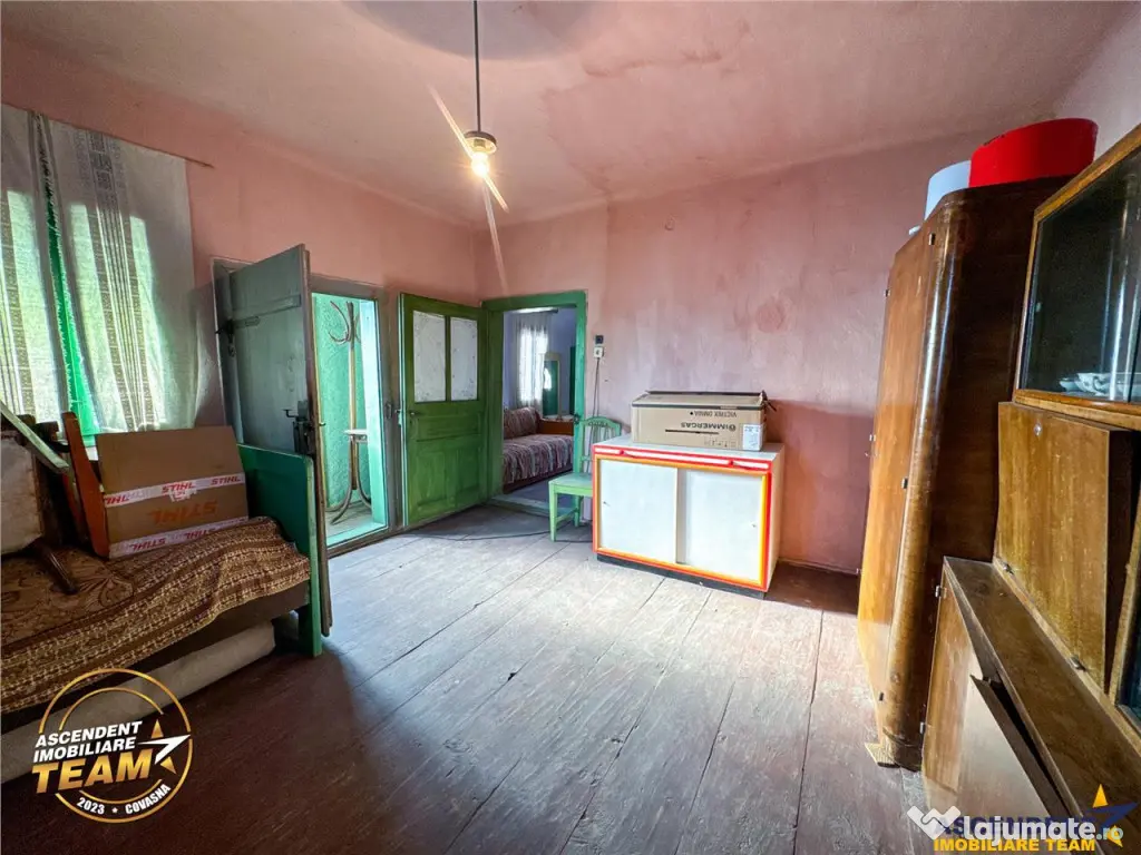 Film! Casa din lemn,cu doua camere, pe domeniu de 2.819 mp, 