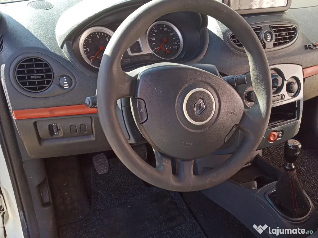Vând Clio 3 pentru dezmembrări 
